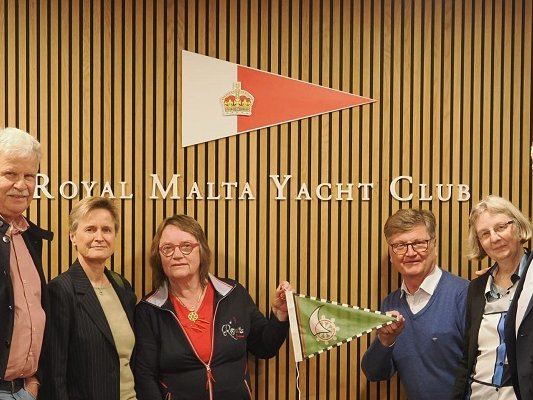 Die Abordnung des Gütersloher Yacht Clubs in den Räumen des Royal Malta Yacht Club in Valletta, Malta. Foto: privat