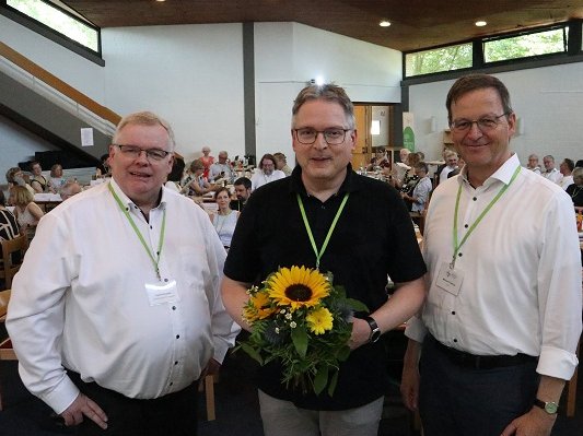Superintendent Frank Schneider (links) und Michaels Frentrup (rechts) gratulieren Volker Gravemeier zur Wahl zum neuen Assessor des Kirchenkreises Gütersloh. Foto: Kirchenkreis Gütersloh/Tobias Isaak
