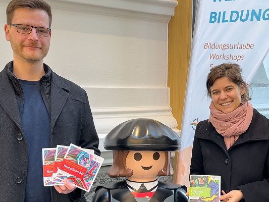 Jonas Riedel, hier mit Sylvia Henselmeyer von der Ev. Erwachsenenbildung im Kirchenkreis Gütersloh, wird am 12. März 2026 zum Thema „Autismus in unserer Mitte“ referieren. Foto: KKGT/Ulla Rettig