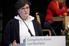 Redete der Synode eindrücklich ins Gewissen: Nancy Janz, Betroffene und Mitglied im Beteiligungsforum Sexualisierte Gewalt der EKD. Foto: EKvW