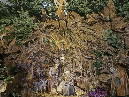 Umgeben von einer eindrucksvollen Naturkulisse gibt es in der Krippe in der Glandorfer St. Johannis-Kirche viele Details zu entdecken. Foto: privat