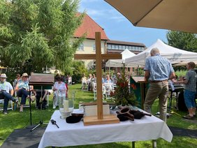 Gut besucht war der Freiluftgottesdienst im Garten des Wiedenbrücker Klosters. 	Foto: privat