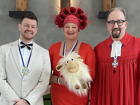 In der Wiedenbrücker Kreuzkirche gestalten (v.l.) Robin Beckmann, Gundi Nuphaus und Marco Beuermann den Karnevalsgottesdienst. Foto: privat
