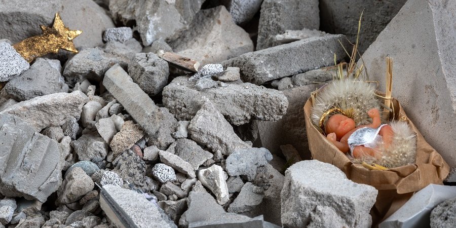 "Krippe im Schutt - Zerfall und Hoffnung" - Installation der Künstlerin Simone Thieringer, Telgte. Fotos: Stephan Kube, Greven