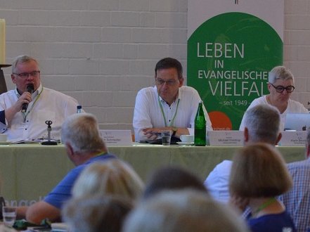 Blick auf das Podium mit (von links) Superintendent Frank Schneider, Assessor Michael Frentrup, Scriba Karin Brunken und Verwaltungsleitung Susanne Janson Foto: Kirchenkreis Gütersloh/Tobias Isaak