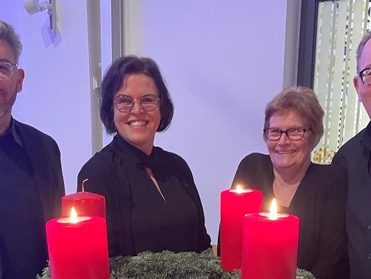 Artur Töws, Ute Stevener, Bärbel Page und Marco Beuermann lesen humorvolle Weihnachtsgeschichten und Satiren. Foto: privat