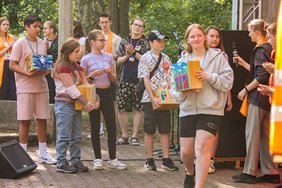 Am Konfi-Camp nahmen diesmal 322 Konfirmand:innen aus dem gesamten Kirchenkreis Gütersloh teil. Hier bauen sie das stählerne Kreuz zusammen. 		Foto: Konfi-Camp