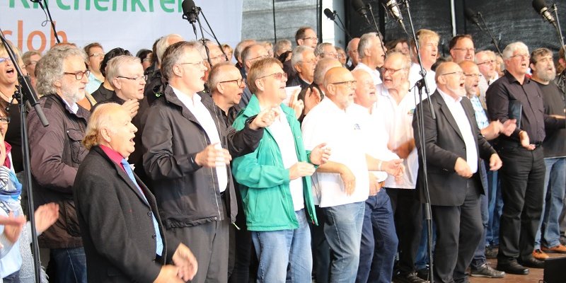Beim Kreiskirchentag 2017 bildeten Sänger*innen aus dem ganzen Kirchenkreis einen großen Gospelchor. Foto: Archiv KKGT