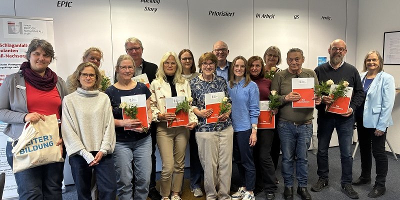 Stefan Stricker und Frederike Prisett von der Stiftung Deutsche Schlaganfall-Hilfe, Anke Fuchs von der Diakonie Gütersloh und Maxie Kordes von der Ev. Erwachsenenbildung im Ev. Kirchenkreis Gütersloh gratulieren den Absolventinnen und Absolventen der Ausbildung zum ehrenamtlichen Schlaganfall-Helferinnen und -Helfer. Foto: Stiftung Deutsche Schlaganfallhilfe