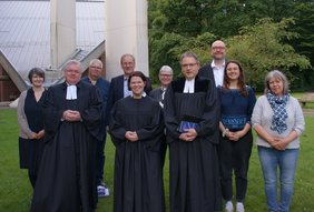 Das Presbyterium der Ev. Kirchengemeinde Sennestadt beim Abschied von Nicole Hoffmann (Mitte): Anja Meitsch, Frank Schneider, Martin Porck, Dieter Haase, Petra Grosser, Volker Gravemeier, Sven Besserdich, Janina Schmitz und Karin Hoffmann (v.l.). 		Foto: KKGT/Frauke Brauns