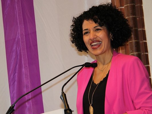 Sarah Vecera referiert auf westfälischer Landessynode über den Weg zu einer rassismussensiblen Kirche. Foto: EKvW