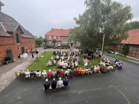 Rund 250 Menschen aus den fünf Gemeinden der Westregion feierten einen gemeinsamen Gottesdienst auf Hof Plümpe.		Foto: privat