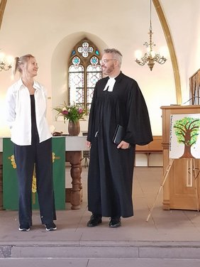 Die Leiterin der Sonntagsschule in Matiši Kristine Daiga und Pfarrer Arturs Töws im Partnerschaftsgottesdienst in der Ev. Stadtkirche Rheda.		 Foto: bst