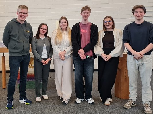 Der neue Vorstand der Kinder- und Jugendvertretung im Ev. Kirchenkreis Gütersloh (v.l.): Niklas Schmitz, Haley Vollmer, Patricia Witt, Jaako Hornberg, Jana Plöger und Hauke Dieckhoff (es fehlt Kai Wilsins, der in Abwesenheit gewählt wurde). Foto: KKGT