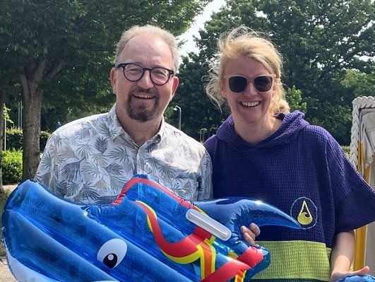 Zu einem Tauffest am 19. Juli laden Pfarrerin Sarah Töws und Pfarrer Marco Beuermann herzlich ins Freibad Rheda ein. Foto privat