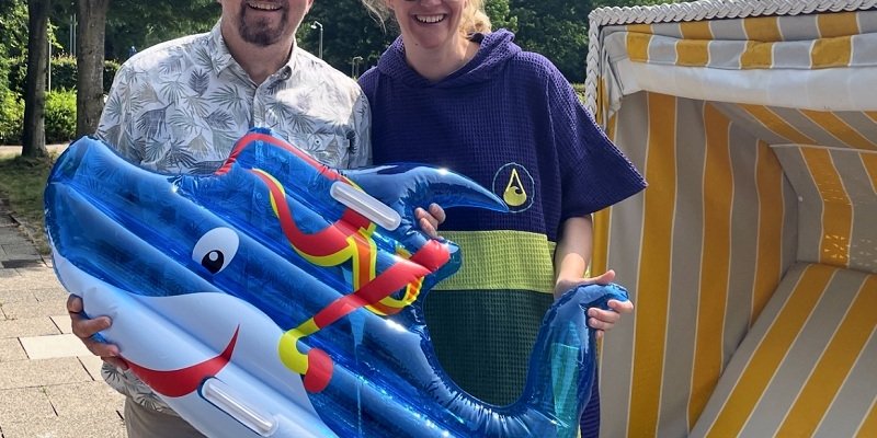 Zu einem Tauffest am 19. Juli laden Pfarrerin Sarah Töws und Pfarrer Marco Beuermann herzlich ins Freibad Rheda ein. Foto privat