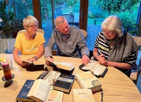 Gemeindemitglieder der Ev. Versöhnungs-Kirchengemeinde (v.l.): Birgit Götz, Bernhard Stoelzel und Cristina Sabrowski gehen ab September mit einem neuen Bibellesekreis an den Start. 		Foto: Uwe Sabrowski