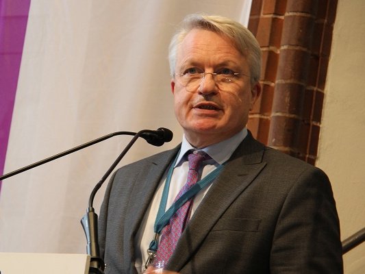 Finanzdezernent der Evangelischen Kirche von Westfalen (EKvW) Ralf-Henning Krause in seiner Haushaltsrede am zweiten Sitzungstag der Landessynode in Bielefeld-Bethel. Foto: EKvW