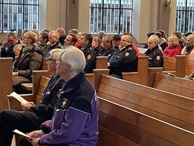 Dirk Leiendecker (v.l.) und Matthias Rausch (v.r.) warten auf ihren Einsatz im Blaulicht-Gottesdienst. 		Foto: beu