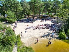 Das Bibel-Theater mit Johannes dem Täufer am und im Frauensee nordöstlich von Berlin. Foto: Konfi-Camp