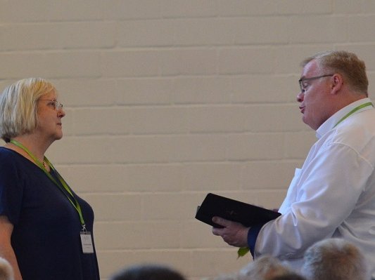 Superintendent Frank Schneider verabschiedet Schulpfarrerin Brigitta Menke-Steffen zu Beginn der Kreissynode in den Ruhestand. Foto: Kirchenkreis Gütersloh/Tobias Isaak