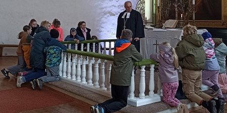 Einige Kinder der Sonntagsschule in Matiši am Ostersonntag mit Pfarrer Modris Ivans. Foto: privat